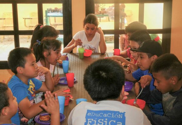 Students eating lunch at a Guatemalan school