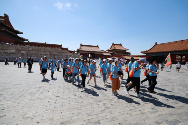A group of teens wearing blue T-shirts explore Beijing